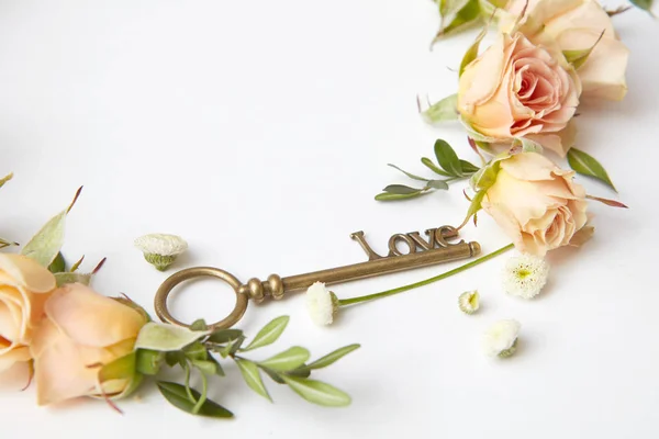 Kulcs a szeretet jele és a rózsa — Stock Fotó