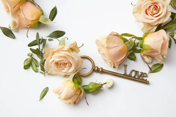 Key with love sign and roses — Stock Photo, Image