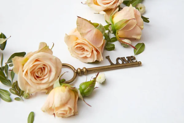 Chave com sinal de amor e rosas — Fotografia de Stock