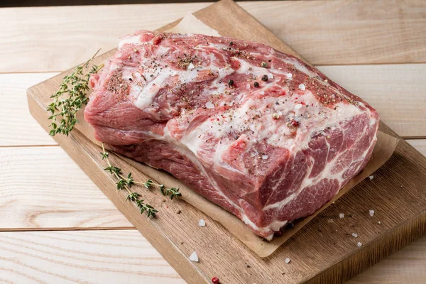 Carne cruda sobre tabla de madera —  Fotos de Stock