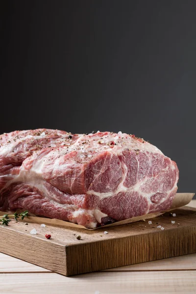 Carne crua sobre placa de madeira — Fotografia de Stock