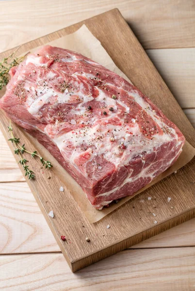 Carne cruda sobre tabla de madera —  Fotos de Stock