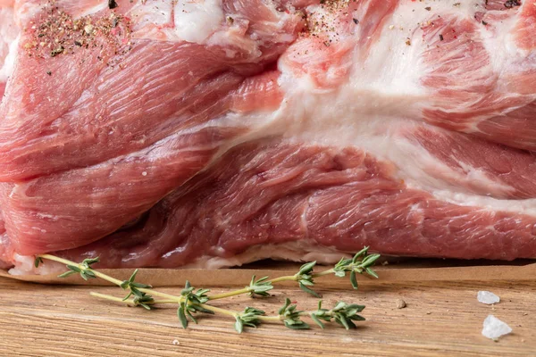 Carne crua sobre placa de madeira — Fotografia de Stock