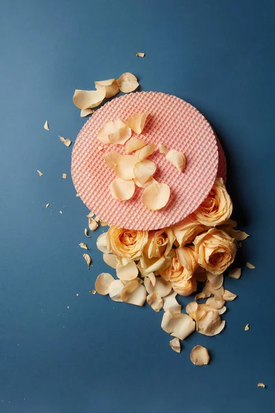华夫饼和玫瑰花瓣 — 图库照片