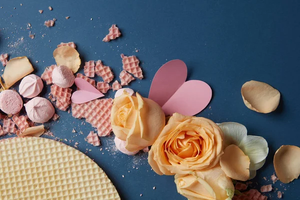 Waffeln und Rosenblätter — Stockfoto