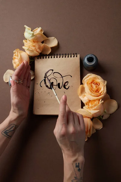 Γυναίκα γράφοντας αγάπη σημάδι στο Σημειωματάριο (Notepad) — Φωτογραφία Αρχείου