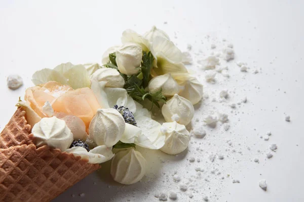 Weiße Blumen und Bonbons Komposition — Stockfoto