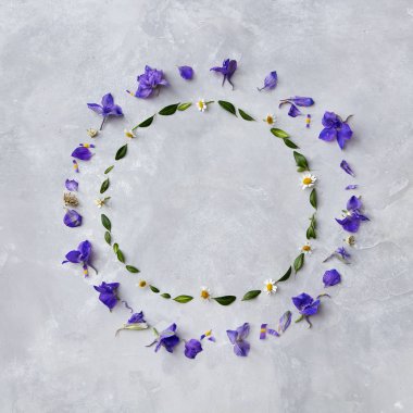 güzel çiçeklerin yuvarlak çerçeve