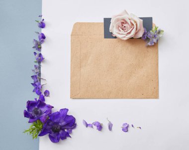 Kahverengi zarf çiçeklenir