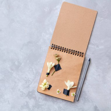 Boş defter ile çiçekler