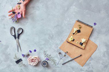 güzel çiçekçi kompozisyon