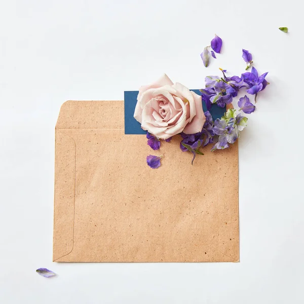 Flores em envelope marrom — Fotografia de Stock