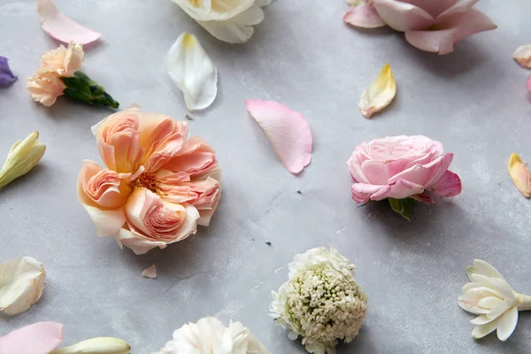 Vackra blandade blommor och blad — Stockfoto