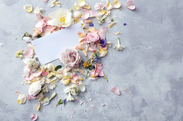 꽃과 봉투의 구성 — 스톡 사진