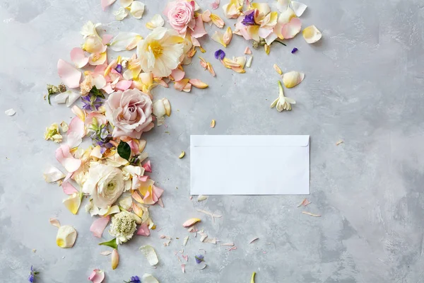 Zusammensetzung von Blumen und Umschlag — Stockfoto