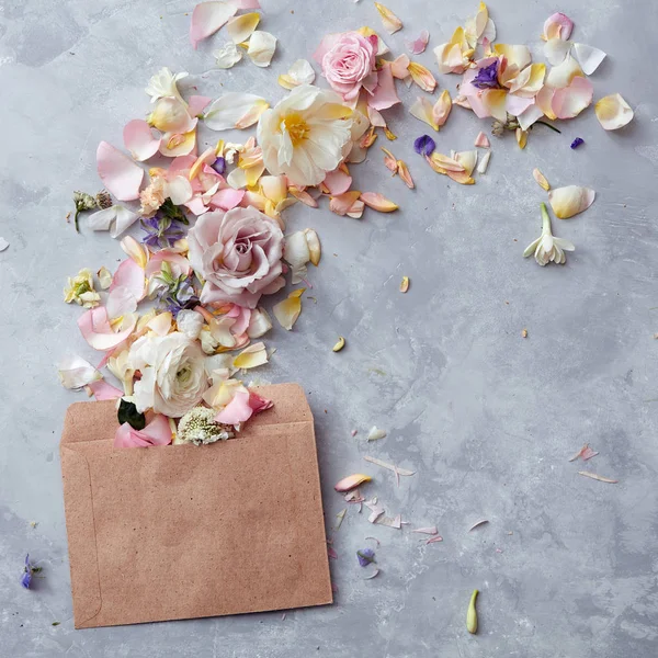 Enveloppe romantique avec fleurs — Photo