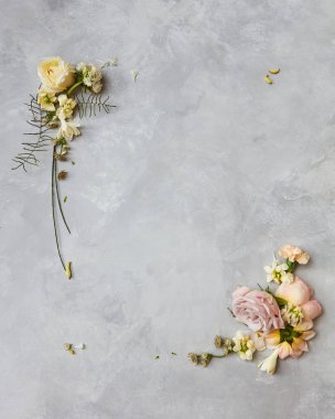 Güllü çiçekli çerçeve