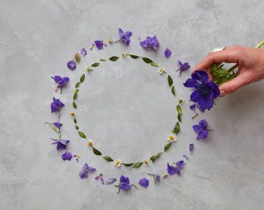 el ile yuvarlak çerçeve çiçek