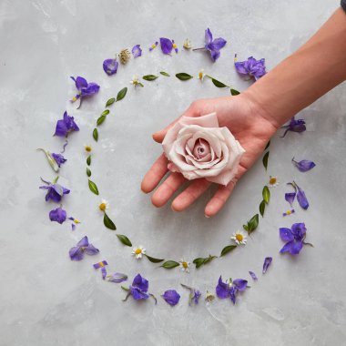 el ile yuvarlak çerçeve çiçek