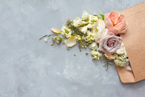 Romantický obálka s květinami — Stock fotografie
