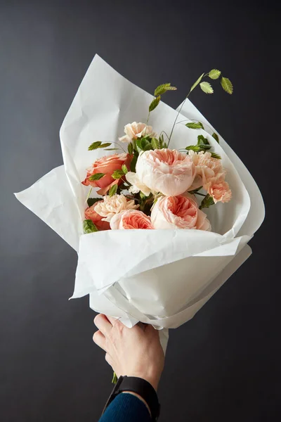 Mano femminile tenendo bel bouquet — Foto Stock