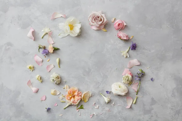 Ronde frame van mooie bloemen — Stockfoto