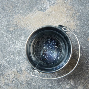 Mavi Paskalya yumurta ile kova