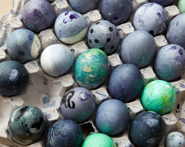 Пофарбовані яйця в паперовий лоток — стокове фото