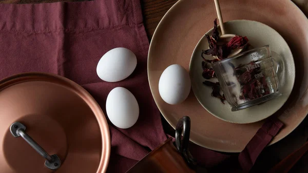 Huevos blancos crudos y vajilla — Foto de Stock