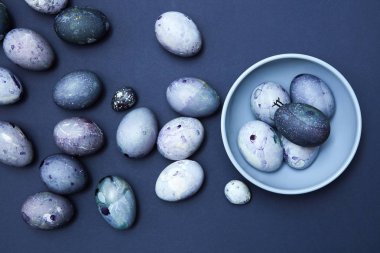 Mavi plaka üzerinde Paskalya yumurtaları