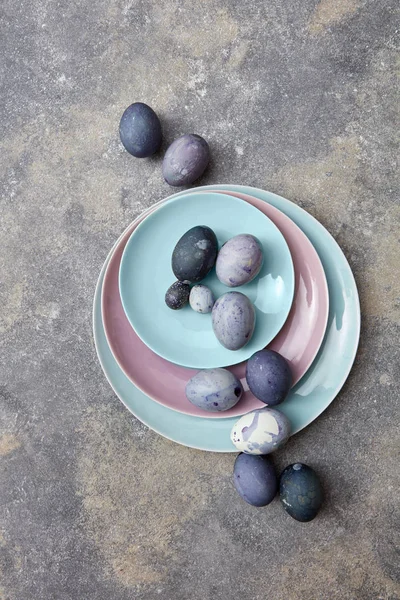 Blue easter eggs on stacked plates — Stock Photo, Image