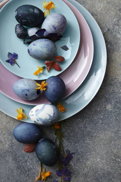 Сині великодні яйця на складених тарілках — стокове фото