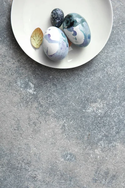Huevos de Pascua en plato — Foto de Stock