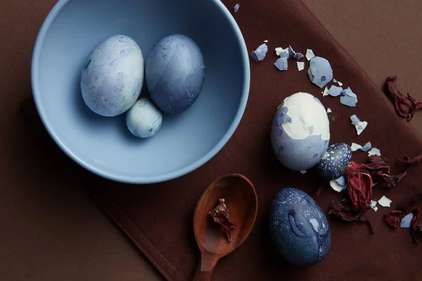 Великодні яйця в блакитній мисці — стокове фото