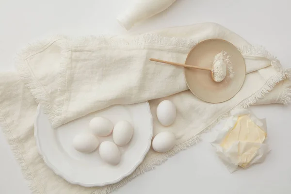 Сырые яйца на тарелке и на салфетке — стоковое фото
