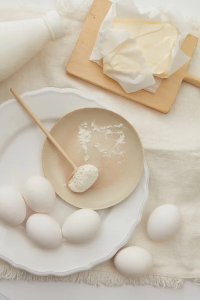 Сырые яйца на тарелке и на салфетке — стоковое фото