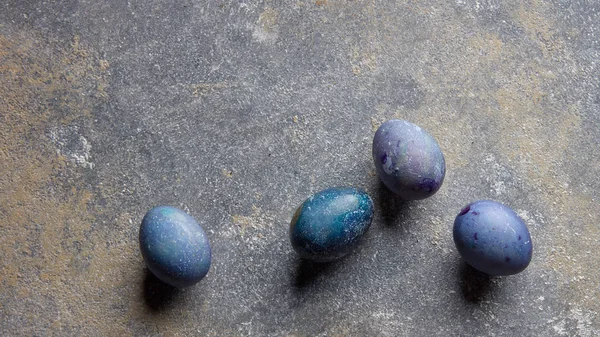 Пасхальные цветные яйца — стоковое фото