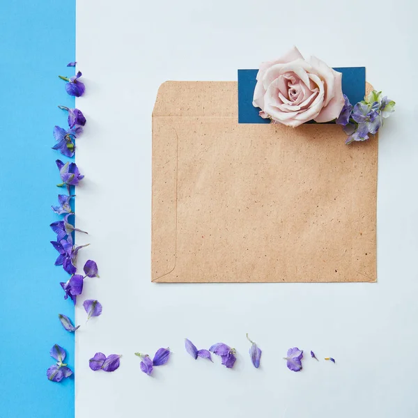 茶色の封筒の花 — ストック写真