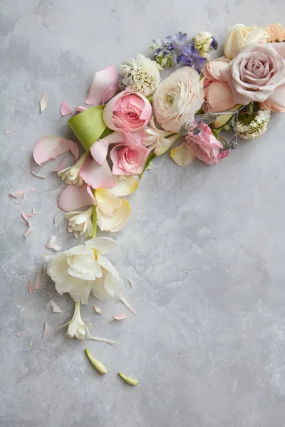 Belas flores sortidas e pétalas — Fotografia de Stock