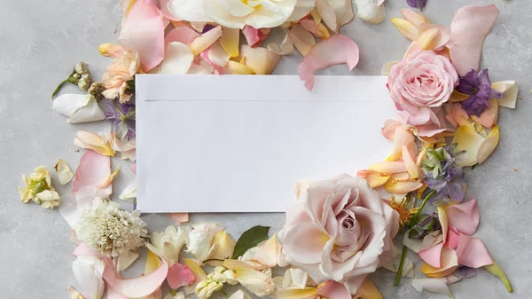 Композиция цветов и конверта — стоковое фото