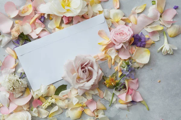 Composição de flores e envelope — Fotografia de Stock