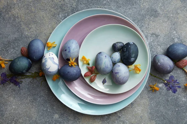 Сині великодні яйця на складених тарілках — стокове фото