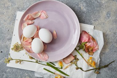 Yaprakları ile plaka üzerinde yumurta