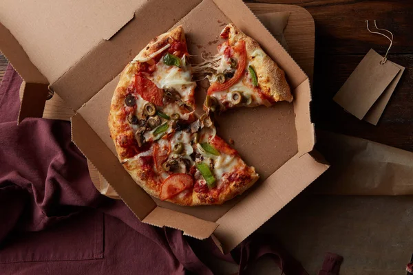 Pizza fraîche dans une boîte en carton — Photo