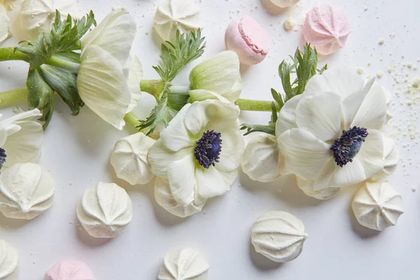 Композиція з білих квітів і цукерок — стокове фото