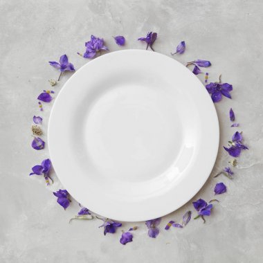 Çiçek ve beyaz tabak yuvarlak çerçeve