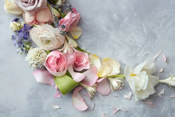Schön sortierte Blumen und Blütenblätter — Stockfoto
