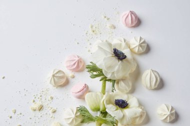 beyaz çiçekler ve şekerler kompozisyon
