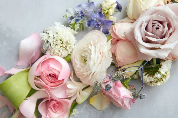 Belas flores sortidas e pétalas — Fotografia de Stock