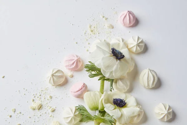 Bílé květy a bonbóny složení — Stock fotografie